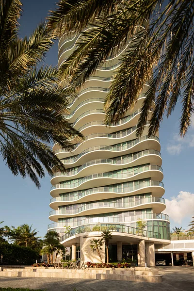 Sunny Isles Beach Usa Lipiec 2020 Liście Palmowe Pokrywające Budynek — Zdjęcie stockowe