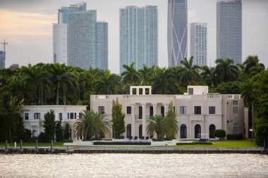 Palmiye ağaçları olan lüks Miami rıhtım köşkü