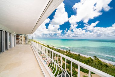 Okyanus manzaralı bir apartman balkonu Miami Plajı