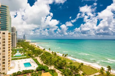 Bal Harbour Beach FL 'deki güzel, parlak okyanus manzaralı apartmanlar.