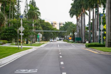 Yol fotoğrafının ortasında Aventura Country Club Drive bulanık arkaplan