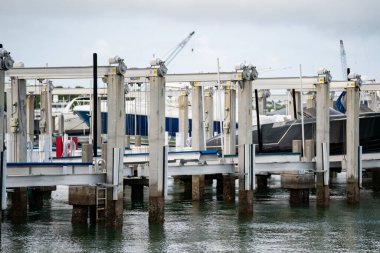 Mekanik motorlu teknenin fotoğrafı Miami Beach Marina 'yı kaldırıyor.