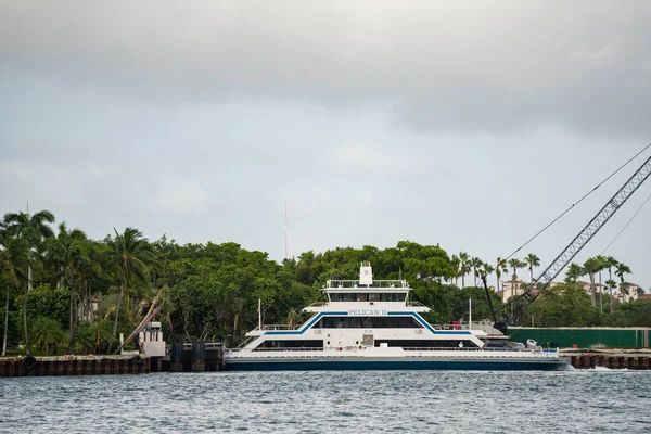 Foto Barco Balsa Pelican Miami Beach Fisher Island — Fotografia de Stock