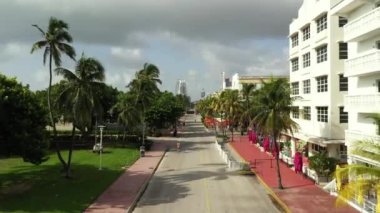 Hava aracı Ocean Drive Miami Beach üzerinde uçuyor. Coronavirus Covid 19 kapatıldı.