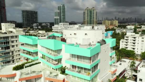 Filmati Aerei Ocean Place East Condominio Miami Colorato Art Deco — Video Stock