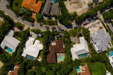 Miami Sahil Limanı 'ndaki palmiye ağaçlı lüks evlerin yukarıdan çekimleri. 