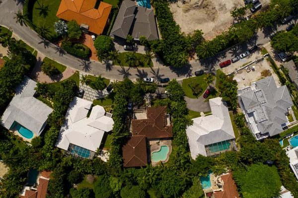 空中拍摄的豪华住宅与棕榈树迈阿密海滩巴尔港 — 图库照片