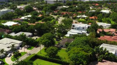 Miami Bal Limanı 'ndaki lüks evlerin üzerinde uçan hava videosu