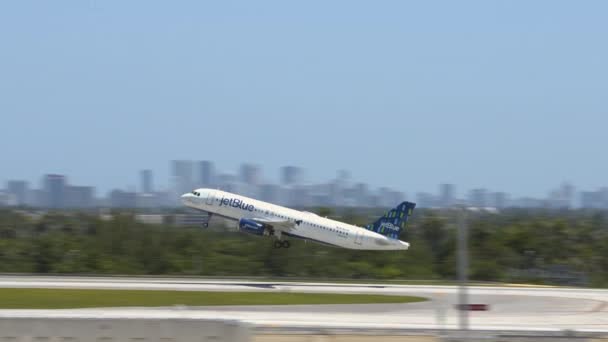 Fort Lauderdale Usa August 2020 Tracking Shot Airplane Take Jettblue — 비디오