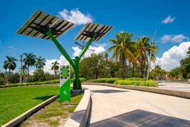 Hollywood, FL, ABD - 7 Ağustos 2020: Young Circle Arts Park Hollywood FL 'deki FPL Florida Elektrik ve Güneş Ağaçlarının Fotoğrafı