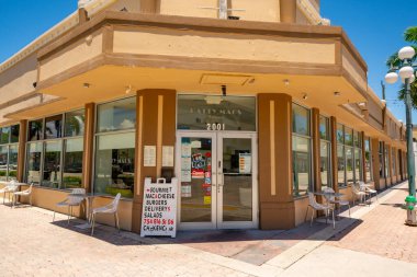Hollywood, FL, ABD - 7 Ağustos 2020: Hollywood FL şehir merkezindeki Patty Macs Restoranı