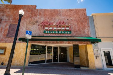 Hollywood, FL, ABD - 7 Ağustos 2020: Coronavirus Covid 10 salgını sırasında kapanan Mama Mia restoranının fotoğrafı