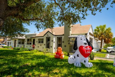 Hollywood, FL, ABD - 7 Ağustos 2020: Paw Above Doggy Günlük Bakım ve Bakım Şirketi Hollywood FL