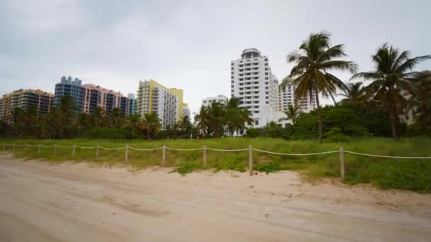Miami Beach Hotels Und Eigentumswohnungen Auf Den Sanddünen Filmmaterial — Stockvideo