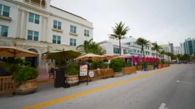 Ocean Drive Miami Beach 'te kapalı sinema otelleri Covid 19 Coronavirus salgını sırasında sınırlı sayıda açık hava restoranı sunuyor.