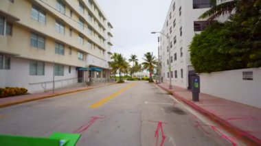  Yeni Miami Sahili Okyanus Turistleri. Yüz maskesi takıp yollar kapalı.