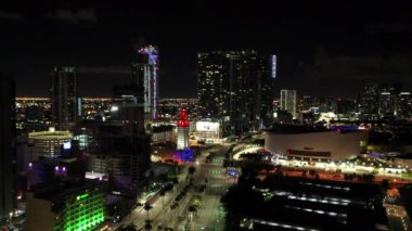 Miami şehir merkezindeki hava görüntüleri gökdelenleri aydınlattı