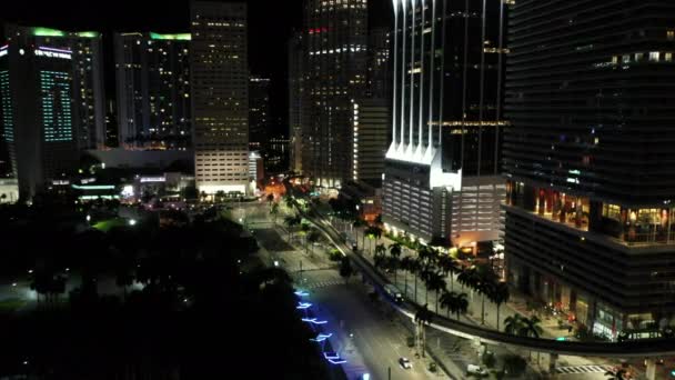 ビスケーン ブールバードの上のマイアミのダウンタウンの航空ビデオメトロレール — ストック動画
