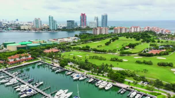 Plano Aéreo Miami Beach Sur Florida Escena Isla Con Yates — Vídeo de stock