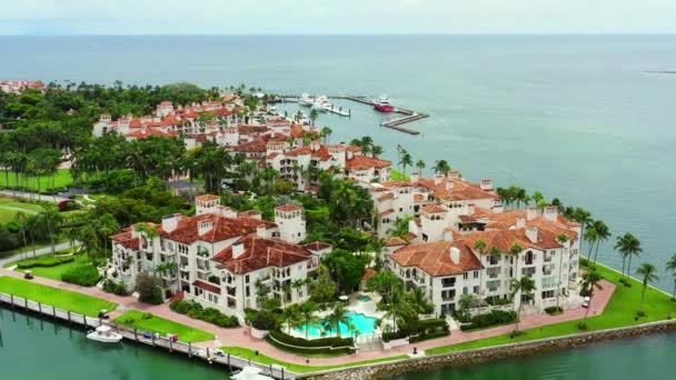 Flygbilder Med Parallax Miami Beach Fisher Island Lyxfastigheter — Stockvideo