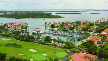 Biscayne Körfezi 'ndeki Miami Sahili Fisher Adası hava aracı görüntüleri.