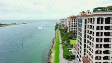 Fisher Adası 'nın rıhtımlarının yanından hava uçuşu