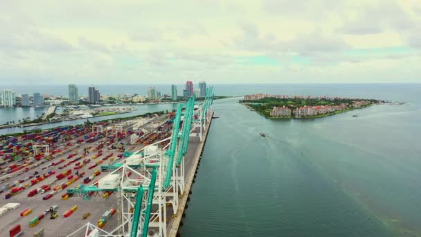 マイアミ港上空を海に向かって飛ぶドローン — ストック動画