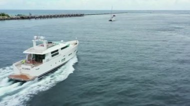 88 karbon yatı Miami Plajı hava görüntülerini izlemeye gidiyor.