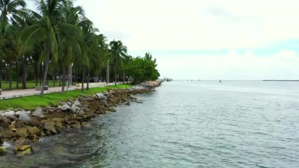 迈阿密海滩政府在南角海岸公园切割入口岩石的空中录像 — 图库视频影像