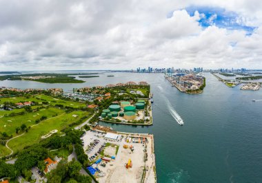 Miami Beach Fisher Adası Port ve Downtown Florida manzaralı hava fotoğrafı.