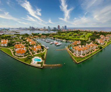 Fisher Adası 'nın güneyinde Miami Beach FL marina ve golf sahası manzaralı bir hava fotoğrafı.