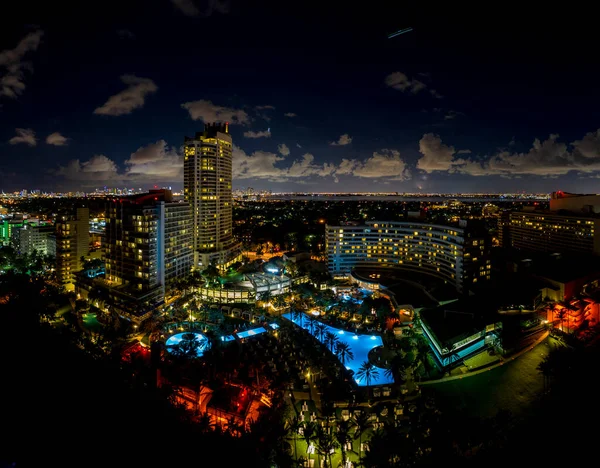 美国佛罗里达州迈阿密海滩枫丹白露酒店航夜照 — 图库照片