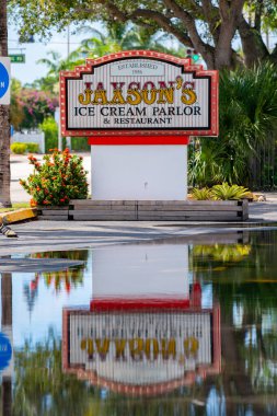 Jaxsons Dondurma Salonu ve Restoranı su birikintisi yansımalı Dania Beach FL USA