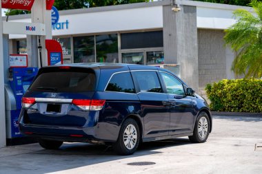 Benzin istasyonunda doldurulan bir Honda Odyssey minivanı.