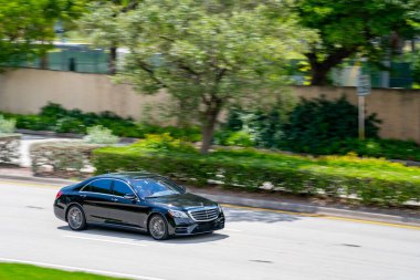 Mercedes S sınıfı yolda ilerliyor.