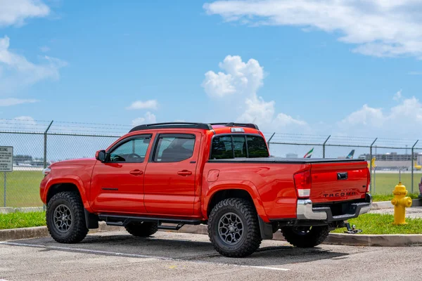 Foto Van Een Rode Toyota Tacoma Een Parkeerplaats — Stockfoto