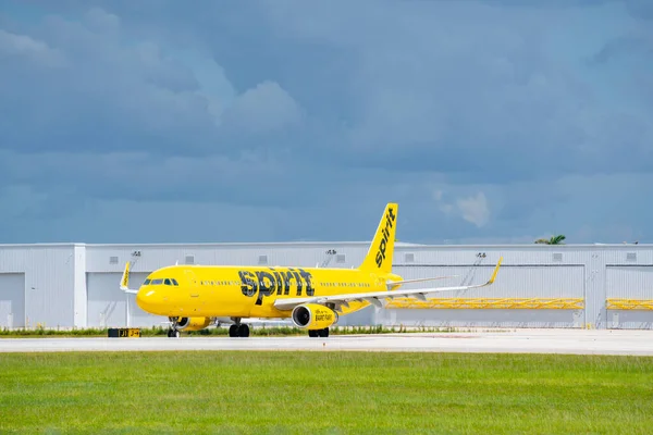 Pesawat Jet Spirit Kuning Meluncur Landasan Pacu Fll — Stok Foto