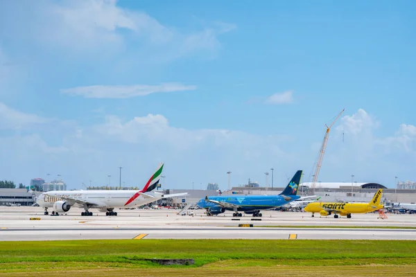 Pesawat Terbang Menganggur Bandara Fll Fort Lauderdale Ditembak Dengan Lensa — Stok Foto