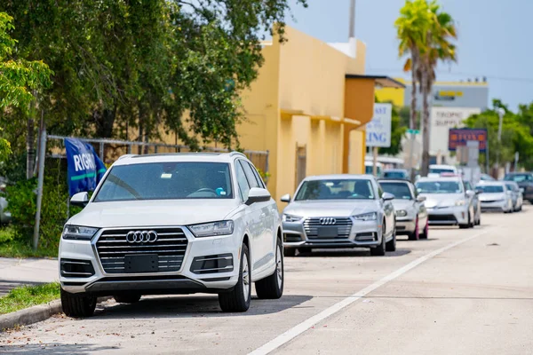 Audi Quattro Blanc Auv Garé Dans Rue — Photo