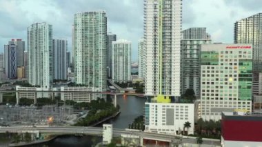 Gökdelenler arasındaki Hava Miami Nehri 4k