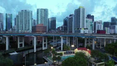  Brickell Miami Nehri karayolu ve şehir gökdelenleri 4k 2020