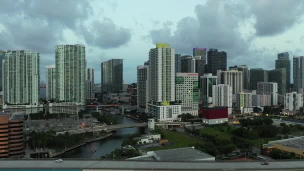 Miami Brickell Nehir Aşağısında Dramatik Gökyüzü Bulutları — Stok video