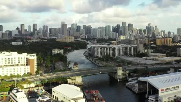 Vídeo Aéreo Volando Sobre Río Miami Hacia Centro Brickell — Vídeos de Stock