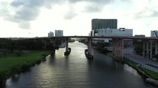 Drone Aéreo Volando Bajo Autopista Dolphin Expressway 836 Miami River — Vídeos de Stock