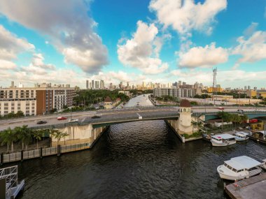 Miami Nehri üzerindeki drone fotoğrafının üzerinde asma köprü var.