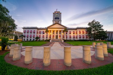 Tallahassee şehir merkezindeki Florida Eyalet Başkent Binası 'nın fotoğrafı çekiliyor.