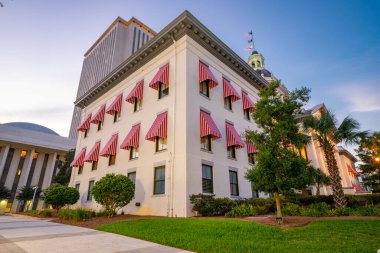 Florida Eyalet Binası 'nda kırmızı ve beyaz tenteler.