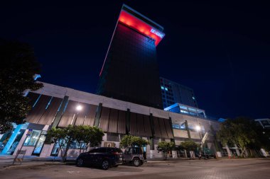 Tallahassee FL 'de Adams Restoran' da gece fotoğrafı Eve.