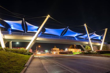 Güney Monroe yaya köprüsünün gece fotoğrafı neon mavisi. 