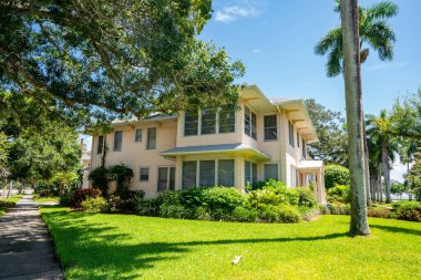 St. Petersburg Florida 'nın tarihi eski kuzeydoğusundaki lüks konutların fotoğrafları.